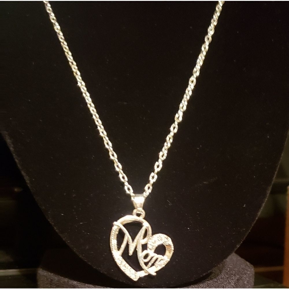 🎉HP. Silver Heart Mom necklace